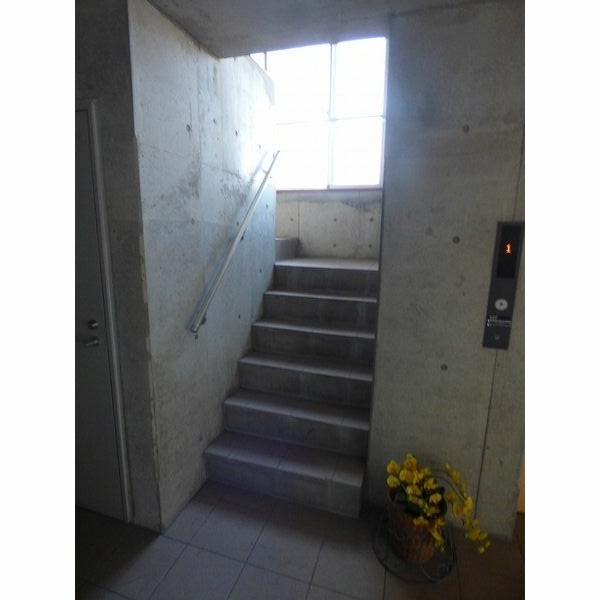 13/18 エントランス