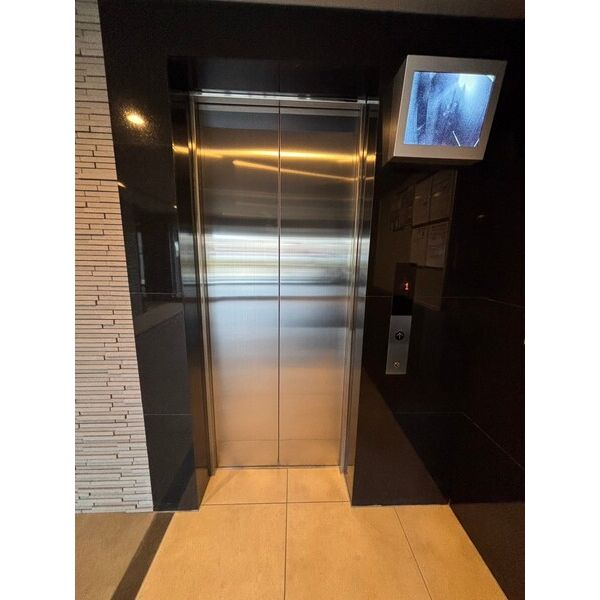 19/27 エントランス