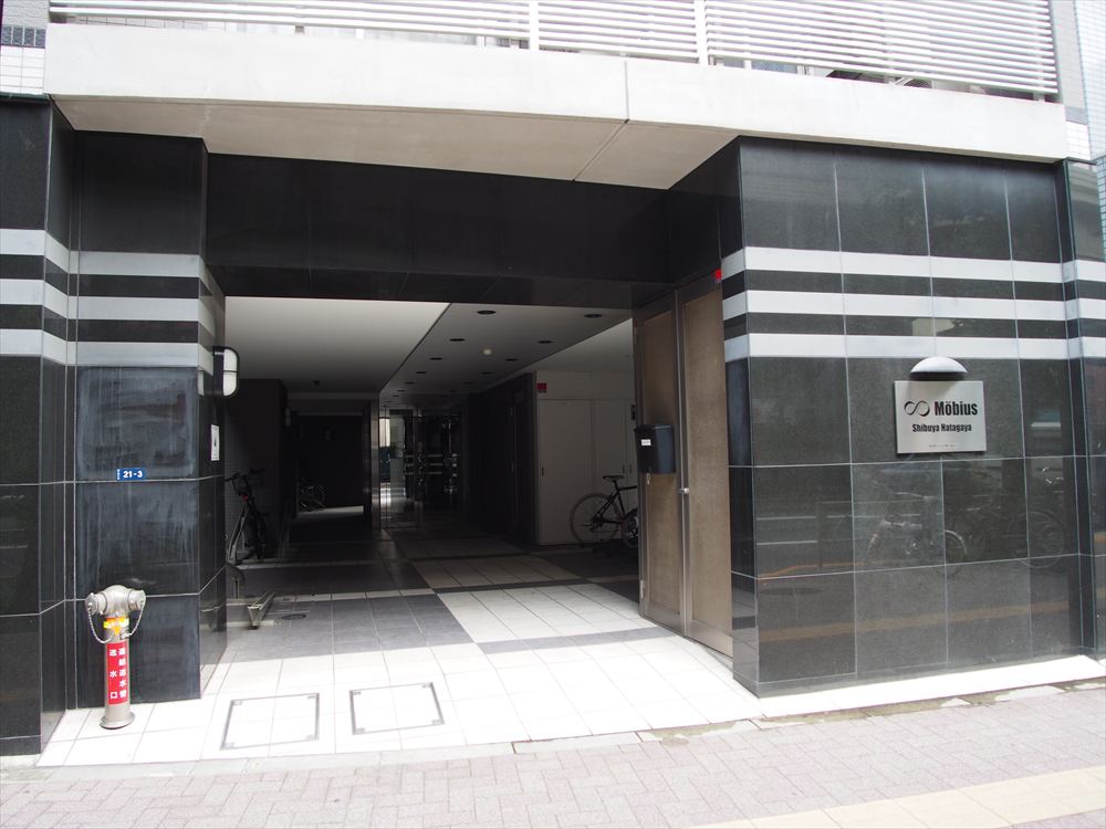 18/19 エントランス