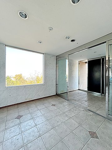 27/30 エントランス