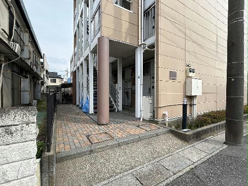 13/14 エントランス