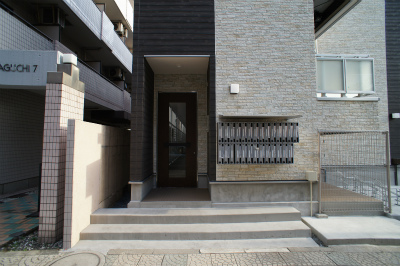 18/28 エントランス