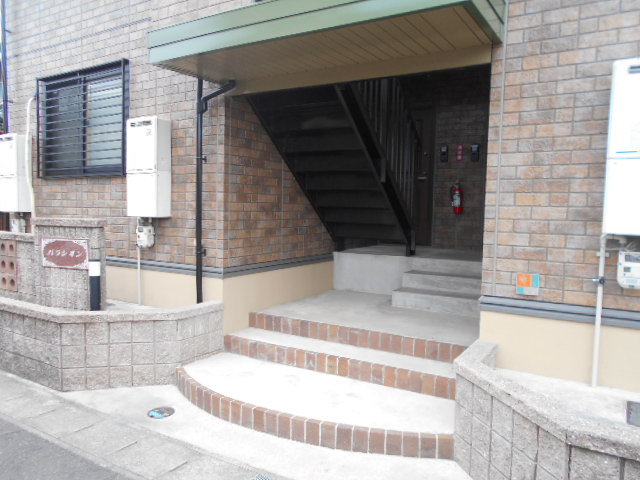 18/27 エントランス