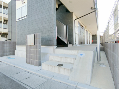 18/27 エントランス