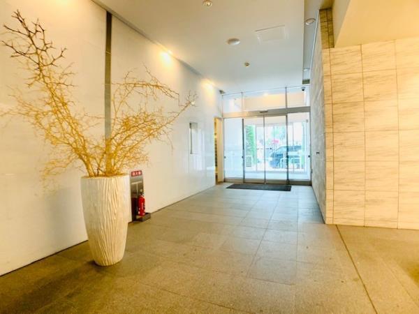 27/28 エントランス