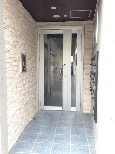 22/27 エントランス