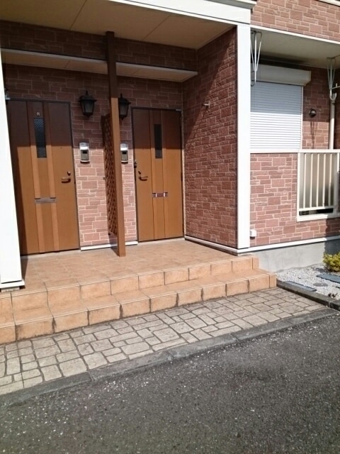 19/27 エントランス