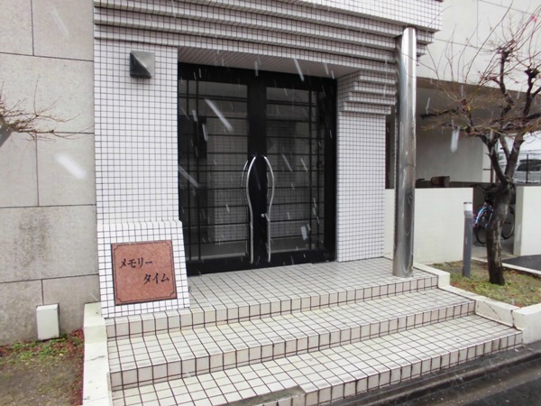 18/27 エントランス