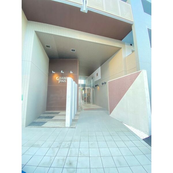 13/13 エントランス