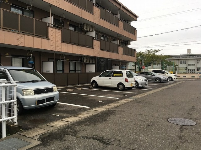 18/25 駐車場