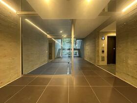 16/16 エントランス