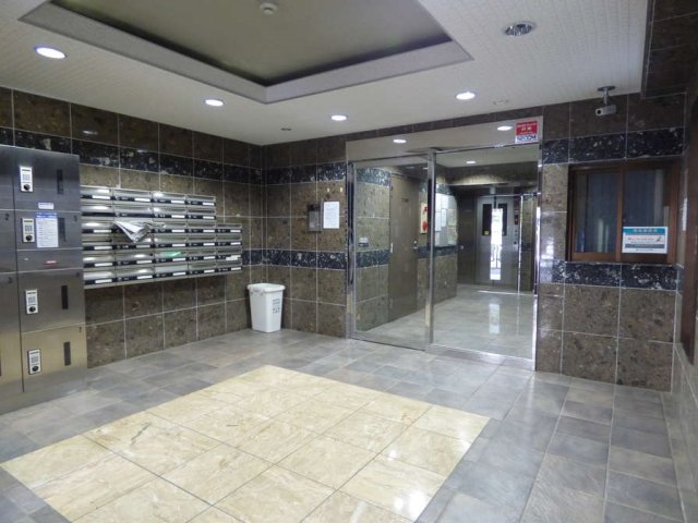 16/17 エントランス