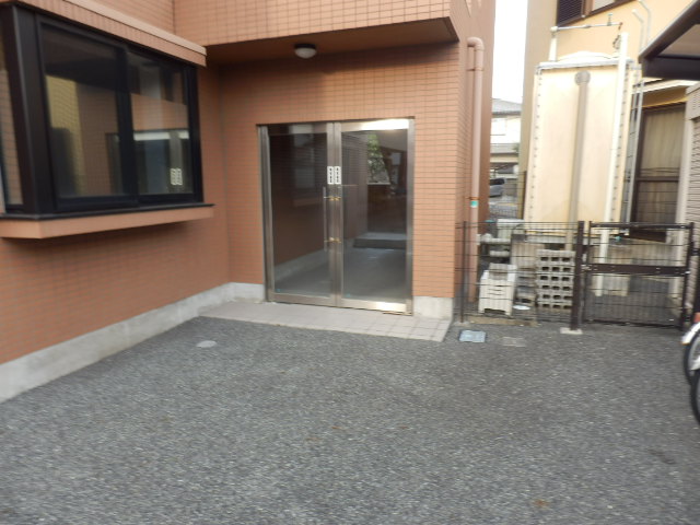 16/21 エントランス