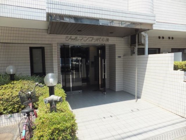 20/21 エントランス