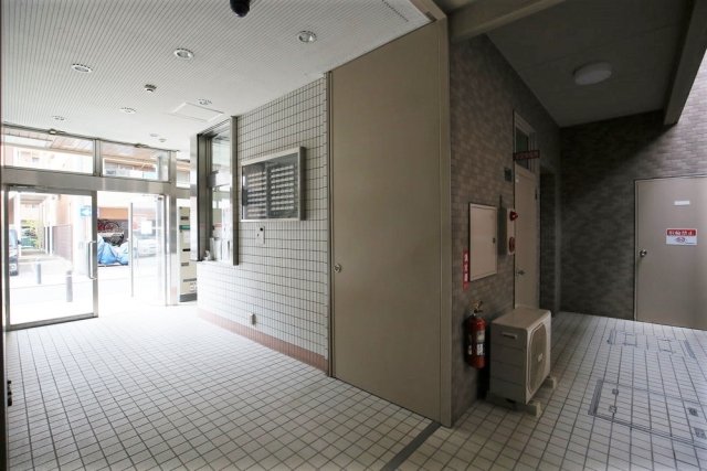 16/17 エントランス