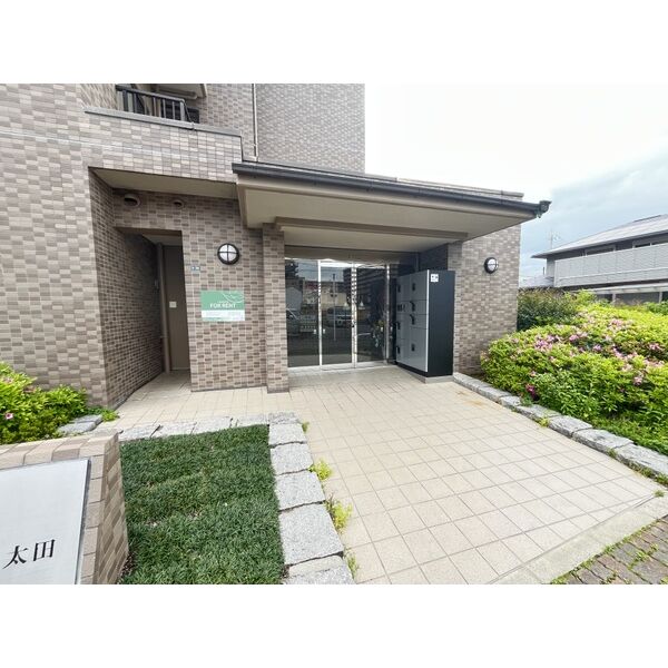 20/30 エントランス