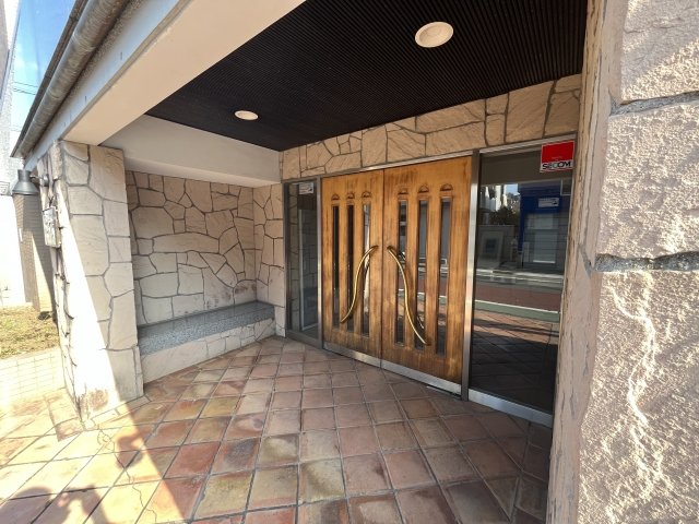 23/26 エントランス