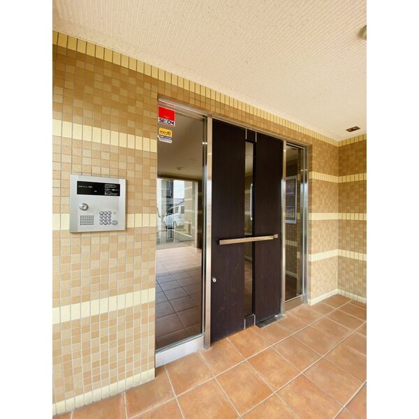 18/28 エントランス