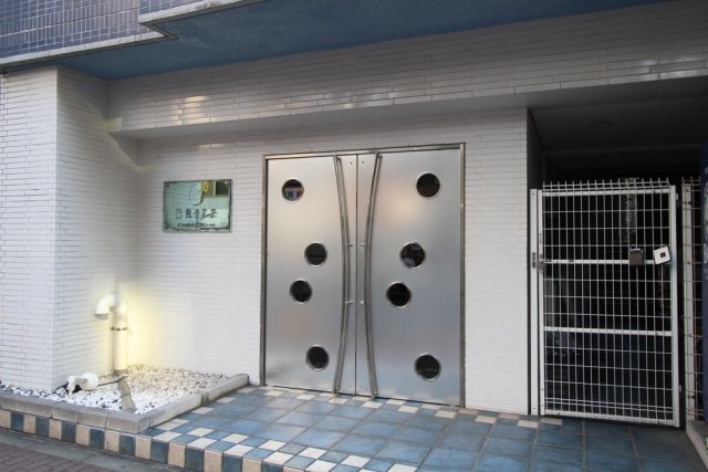 26/28 エントランス