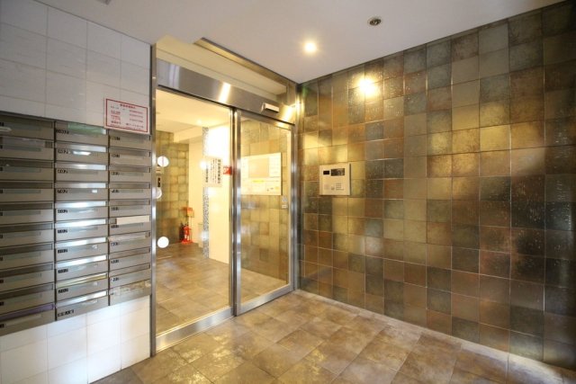 27/28 エントランス