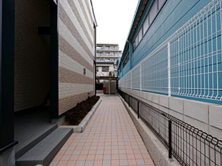 13/18 エントランス