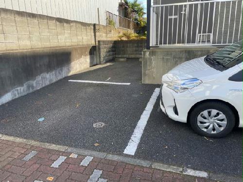 レオパレスメゾン若葉台駐車場