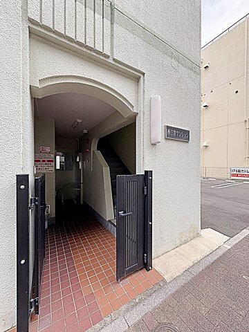 21/22 エントランス