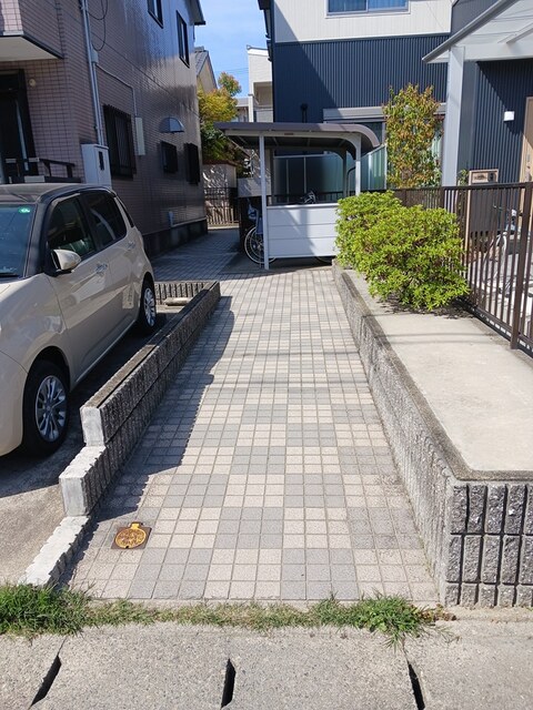 16/23 エントランス