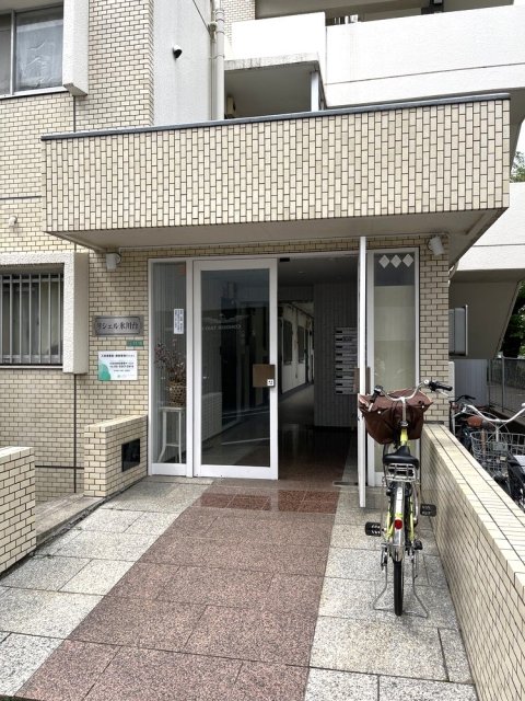 24/30 エントランス