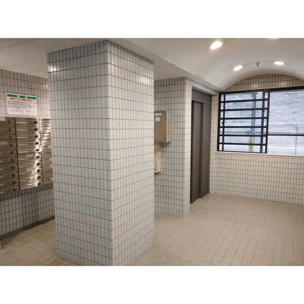 16/19 エントランス