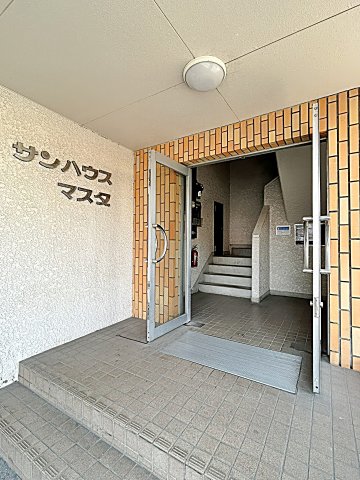 26/30 エントランス