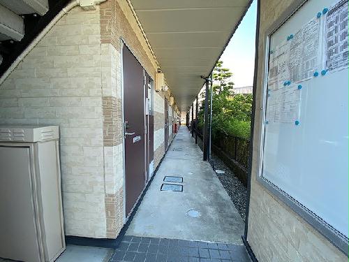 13/18 エントランス