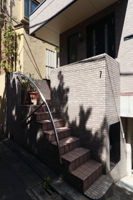 27/30 エントランス