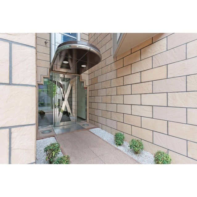 22/28 エントランス