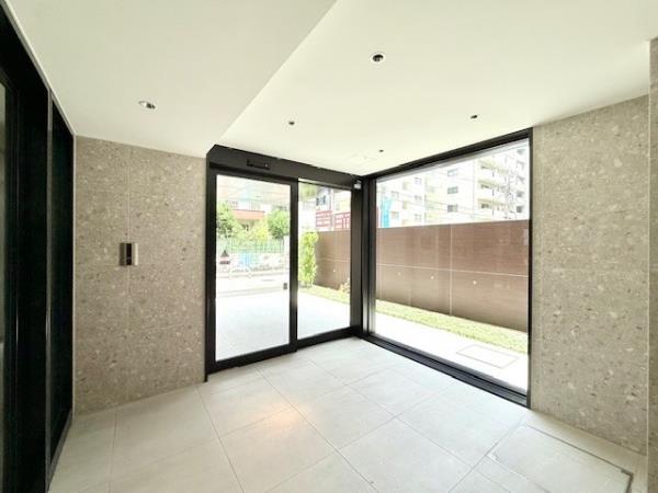 26/28 エントランス