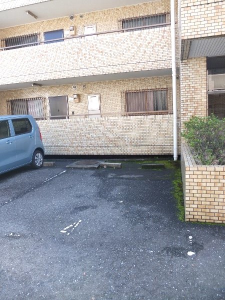 27/30 駐車場