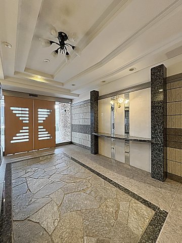 21/30 エントランス