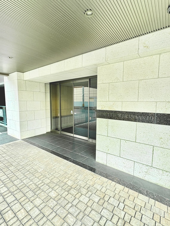 14/15 エントランス