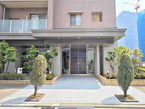 23/27 エントランス