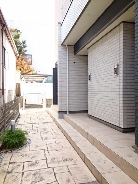 23/30 エントランス