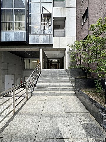 27/28 エントランス