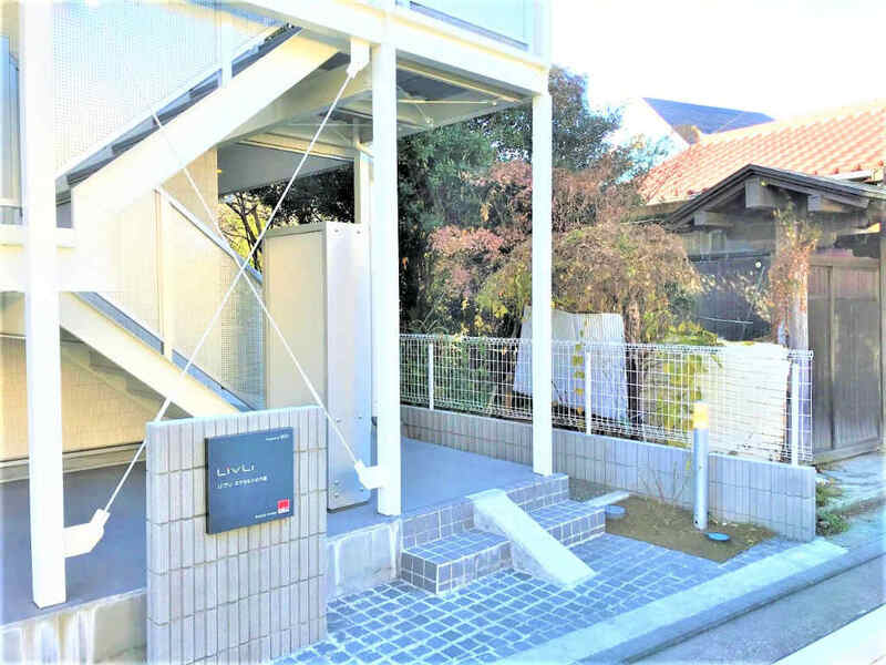 23/27 エントランス