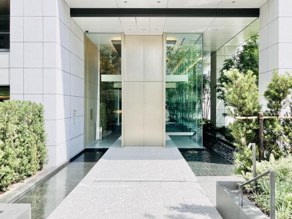 28/30 エントランス