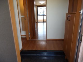 23/26 エントランス