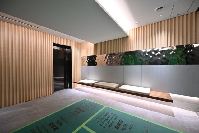 27/28 エントランス