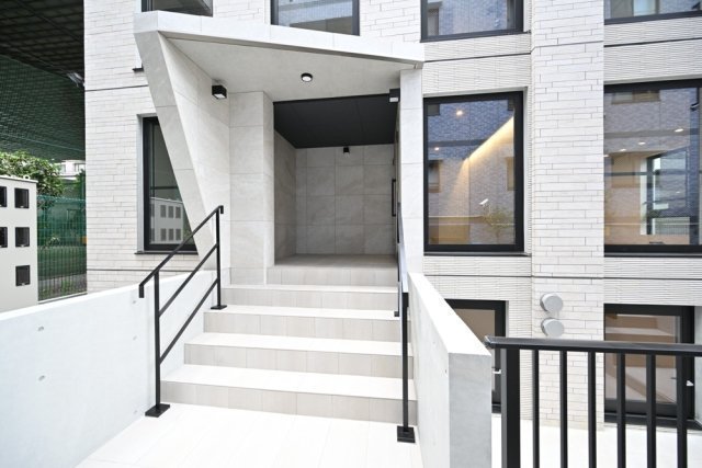 23/25 エントランス