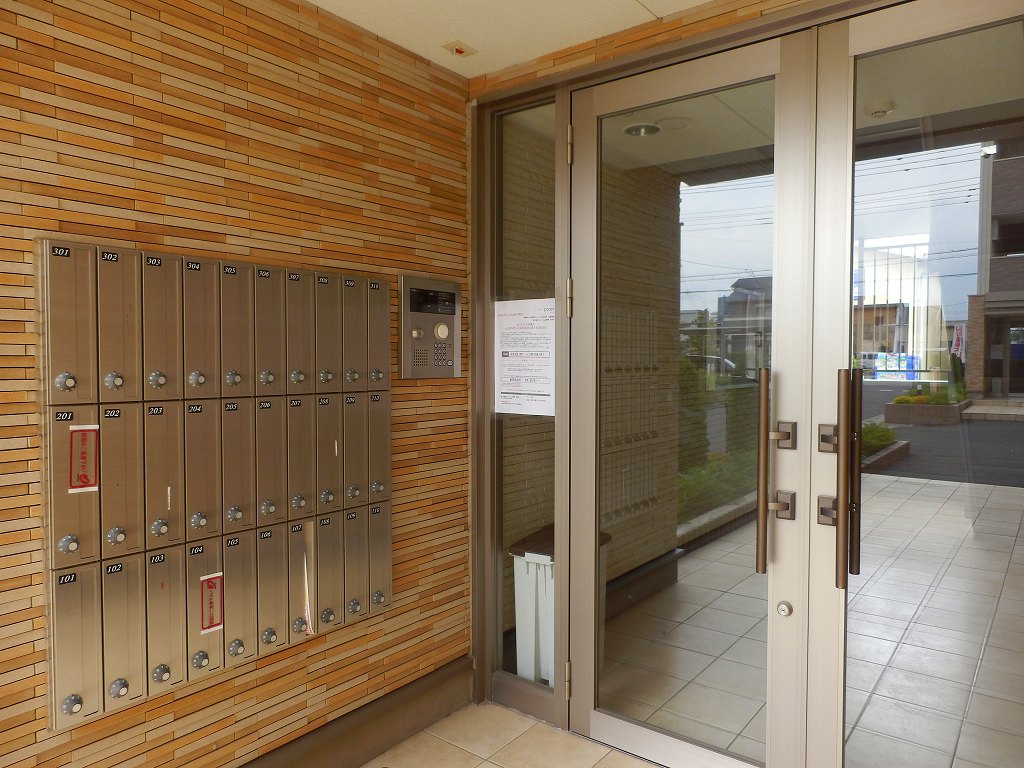 18/27 エントランス