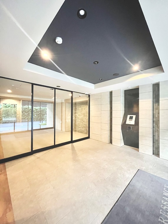 16/16 エントランス