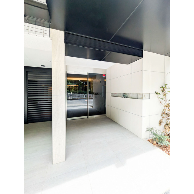 18/23 エントランス