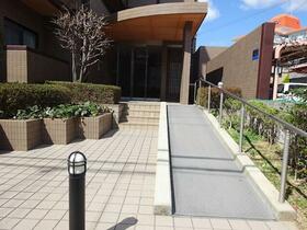 13/14 エントランス